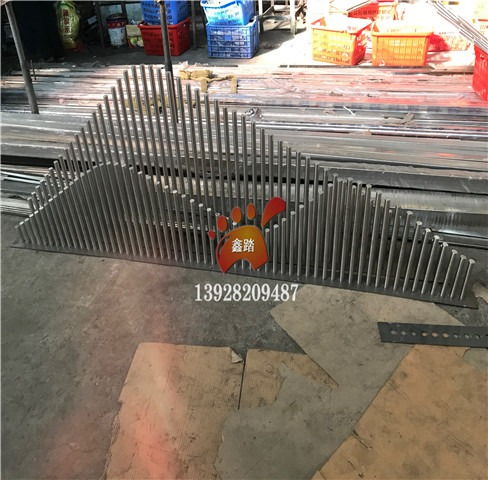 不銹鋼景觀假山雕塑 峰巒疊嶂的藝術(shù)與幕墻材料的創(chuàng)新應用